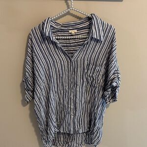 En crème Blue and White Striped Button-Up Shirt size large